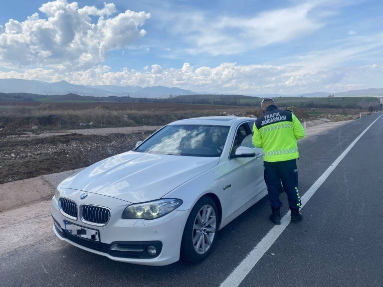 Jandarma trafik denetimlerini sürdürüyor
