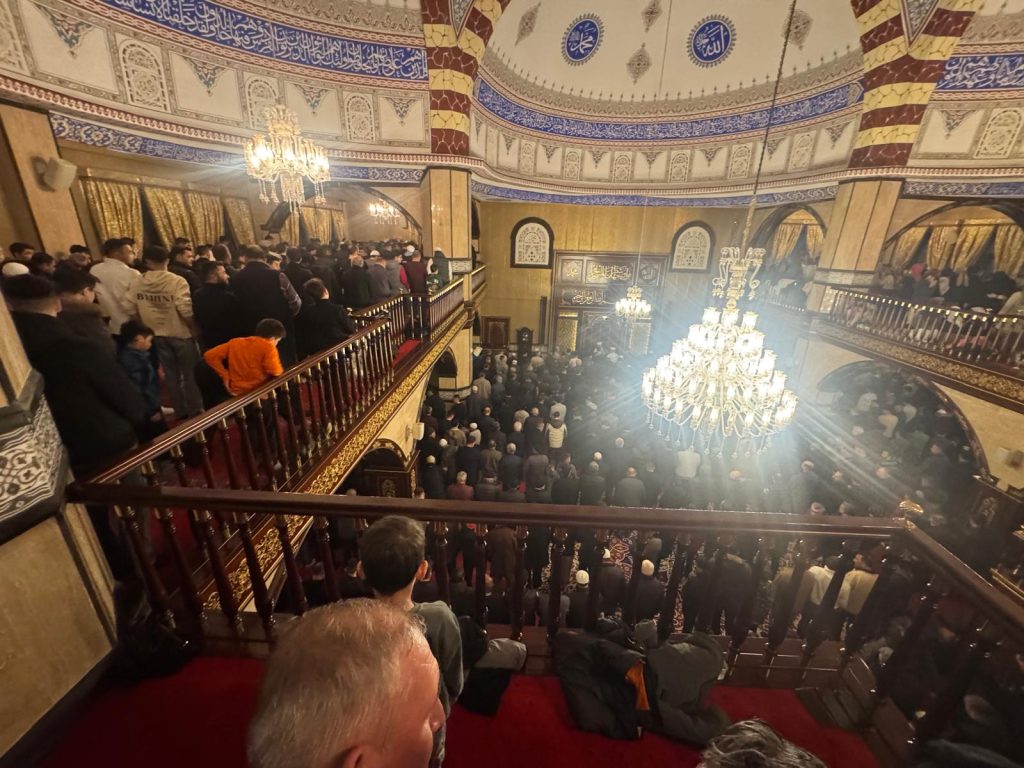 Vatandaşlar Kadir Gecesinde camilere akın etti