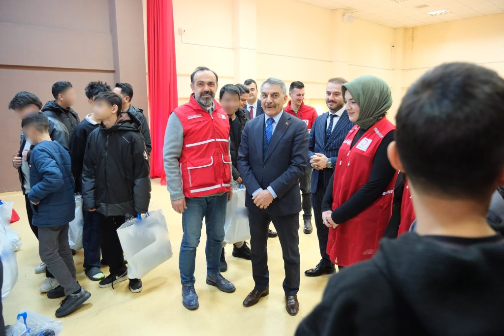 Kızılay’dan miniklere kıyafet desteği