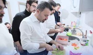 Şahan, mutfakta melemen ve peynir sündürmesi pişirdi