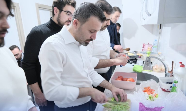 Şahan, mutfakta melemen ve peynir sündürmesi pişirdi