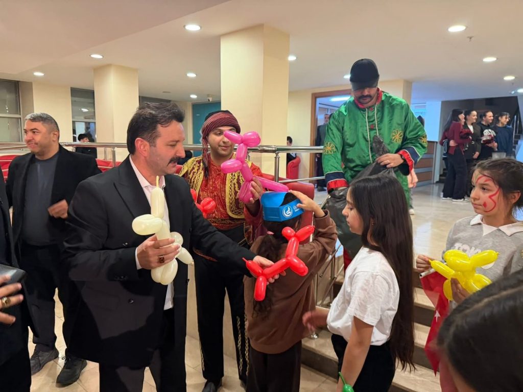 Ülkü Ocaklarından çocuklara Karagöz–Hacivat sürprizi