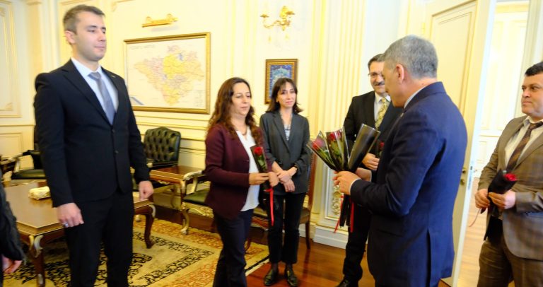 Vali Özkan sağlıkçıları ağırladı