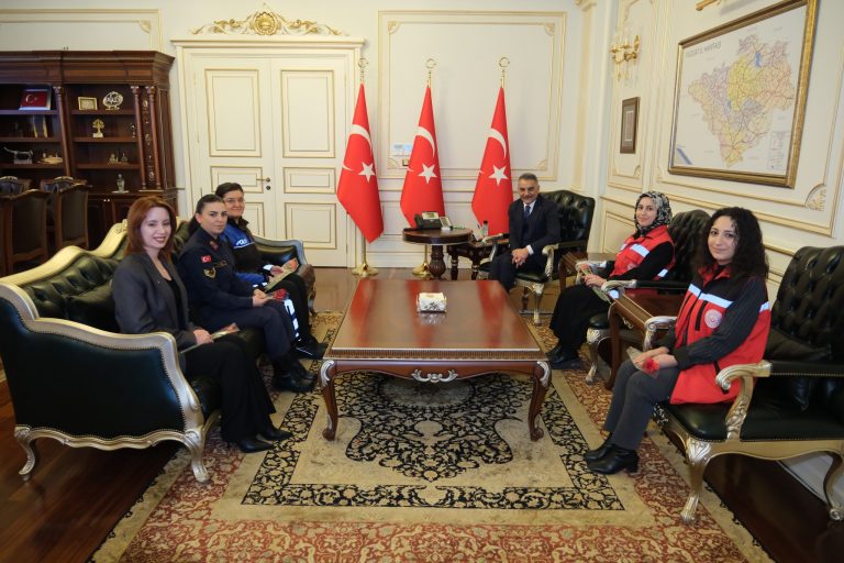 Vali Özkan kadın personeli ağırladı