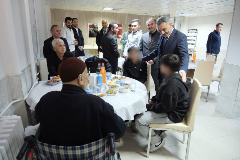 Vali Özkan iftarını huzurevi sakinleri ve çocuklarla yaptı