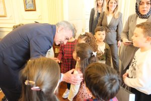 Vali Özkan minik öğrencileri makamında ağırladı