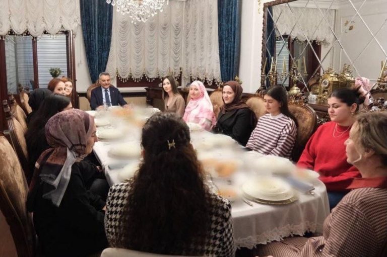 Vali Özkan öğrencileri iftarda ağırladı