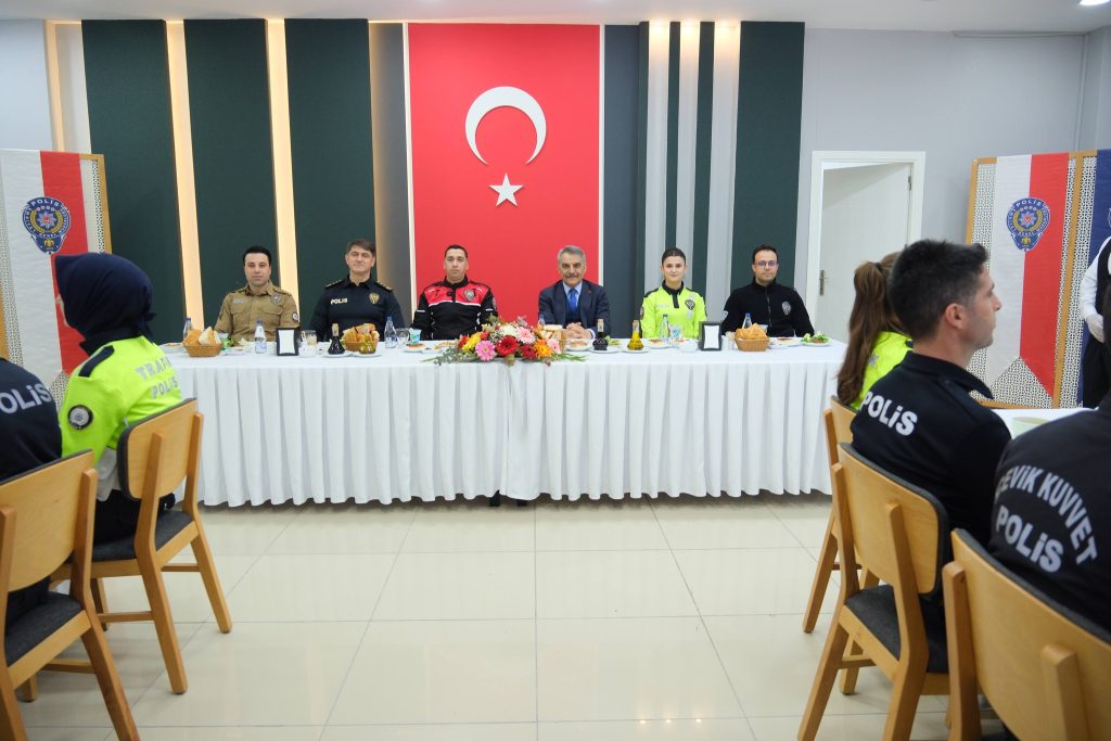 Vali Özkan polislerle iftar sofrasında buluştu