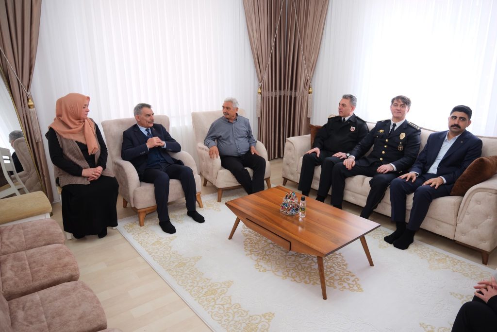 Vali Özkan’dan şehit ailesine anlamlı ziyaret