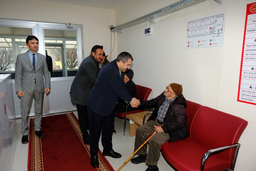 Başkan Yalçın, huzurevi sakinlerinin gönlünü aldı