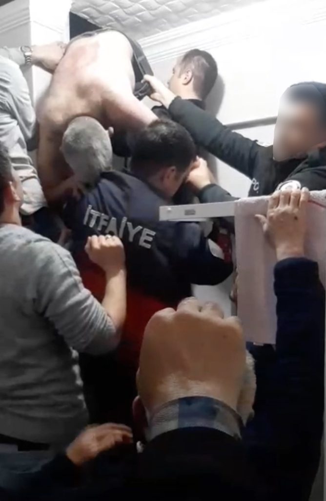 Gizlice eve girmek istedi,havalandırma boşluğuna sıkıştı
