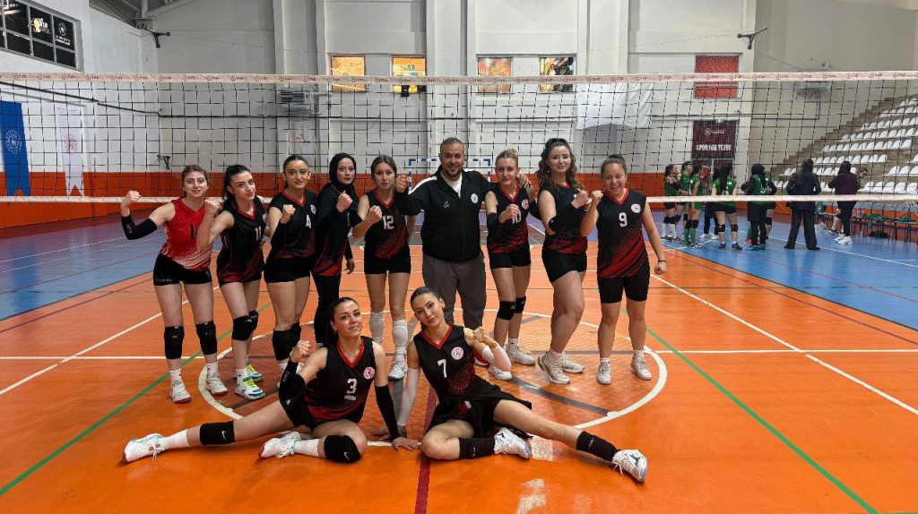 Genç voleybolcular namağlup yarı finalde
