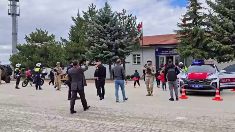 Jandarmadan miniklere özel etkinlik