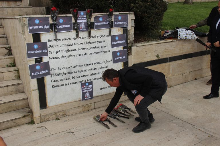 Eğitimcilerden karanfilli anma