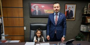 Şahan koltuğunu minik Yağmur’a emanet etti