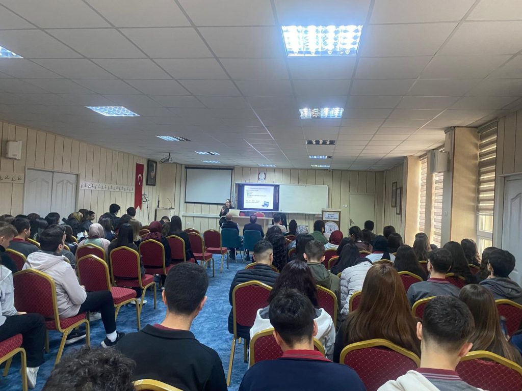 Ülkü Ocakları’ndan öğrencilere UZEM tanıtımı