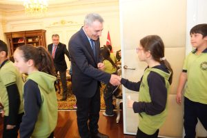 Minik şampiyon ve arkadaşlarından Vali Özkan’a ziyaret