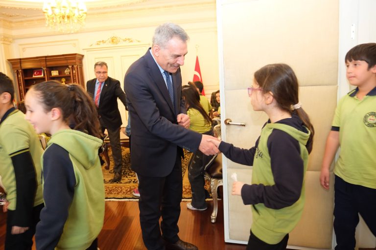 Minik şampiyon ve arkadaşlarından Vali Özkan’a ziyaret