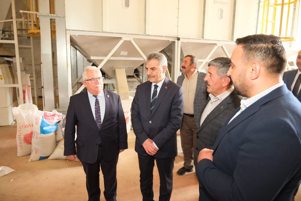 Vali Özkan tohum eleme tesisi yerinde incelendi
