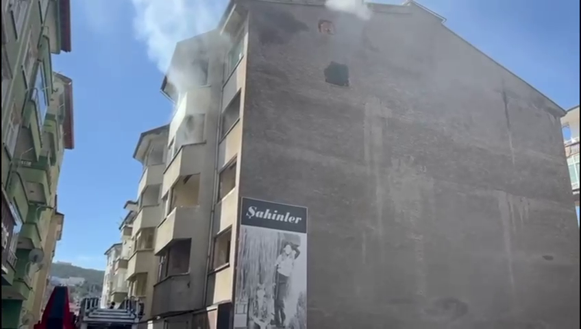VİDEOLU HABER: Yangın paniğe neden oldu