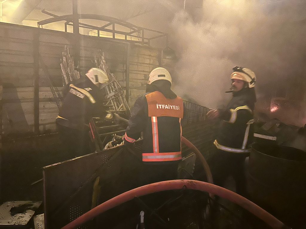 VİDEOLU HABER: Hurdalıkta çıkan yangın korkuttu