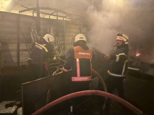 VİDEOLU HABER: Hurdalıkta çıkan yangın korkuttu