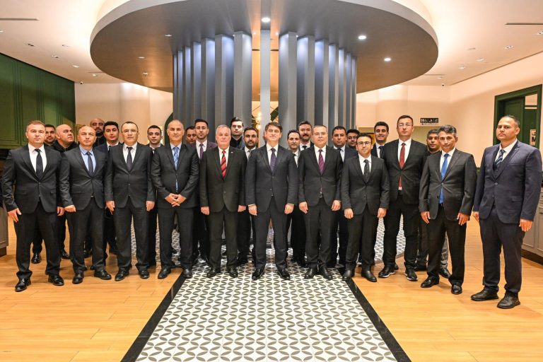 Mesai arkadaşlarından anlamlı veda