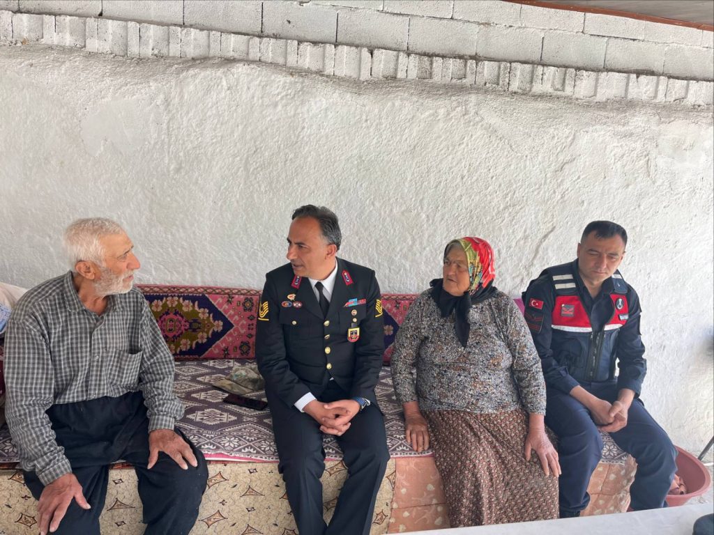 Jandarma’dan “Anneler Günü” ne özel ziyaretler