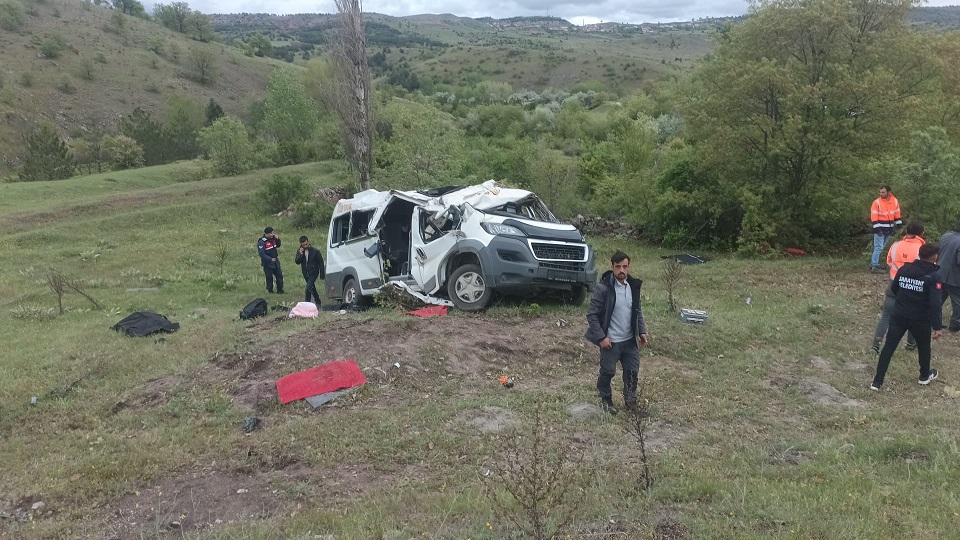Öğrenci servisi şarampole uçtu: 3 ölü, 7 yaralı