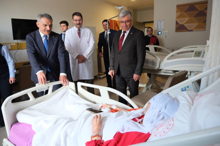 Vali Özkan’dan hastalara bayram ziyareti