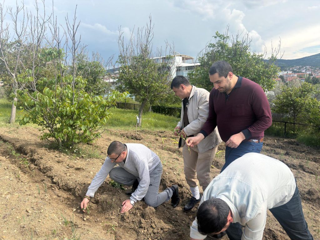 Engelli bireyler hobi bahçesinde toprakla buluştu