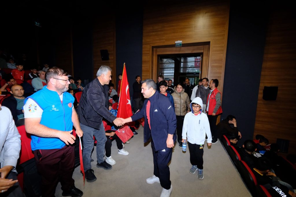 Vatandaşlar sabahın ilk ışıklarıyla milli takım için buluştu