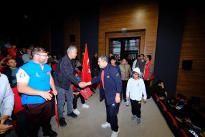 Vatandaşlar sabahın ilk ışıklarıyla milli takım için buluştu