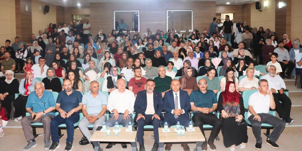 Şiir dinletisi ve mezuniyet coşkusu bir arada