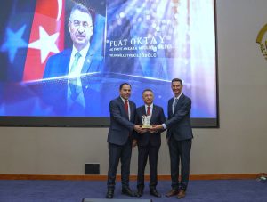 Yılın ödülü Fuat Oktay’a verildi