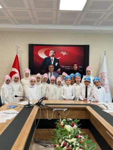 Minik öğrenciler belgelerini aldı