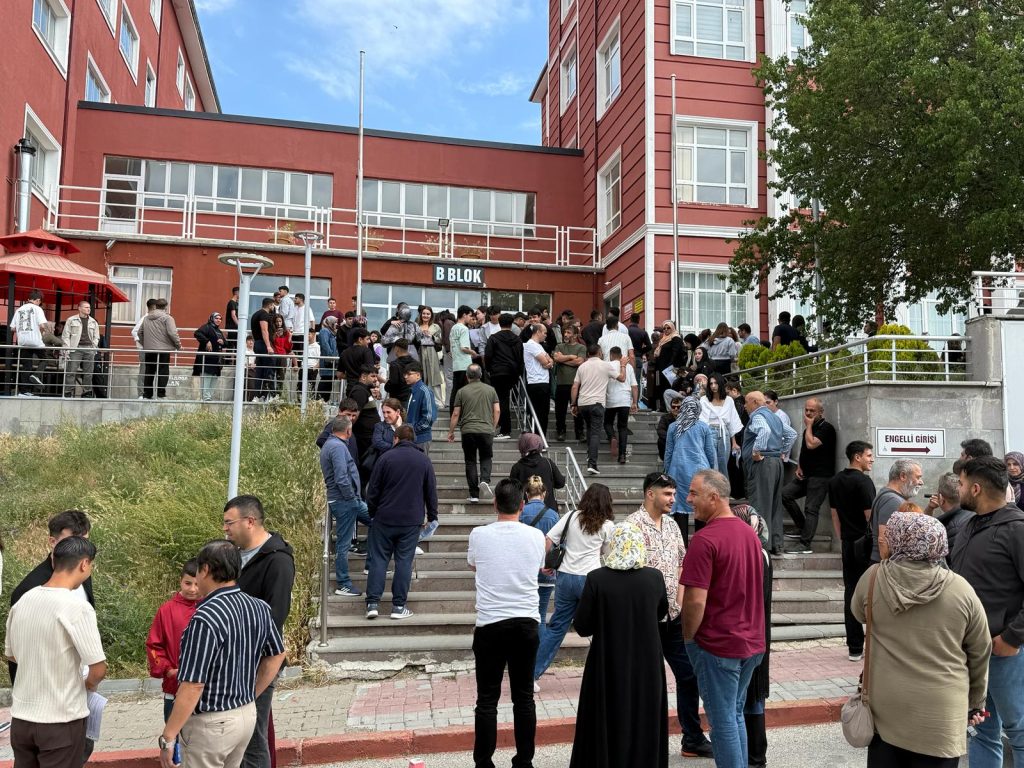 Gençler sınavda, aileler duada