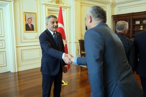 İlk mesai gününde personelle bayramlaştı