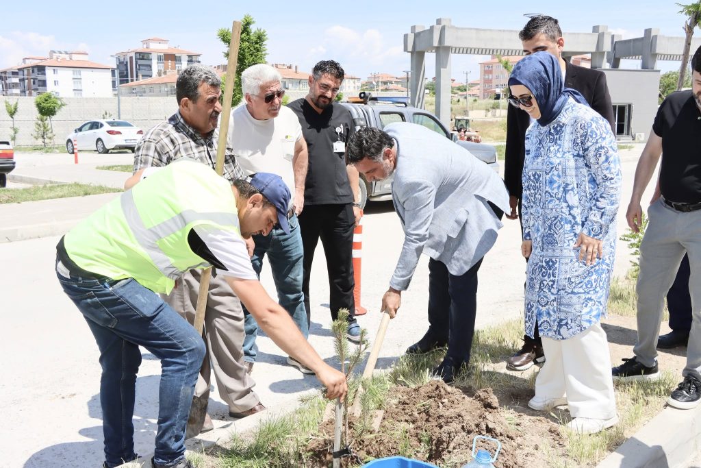 Arslan’dan hastane ziyareti ve ağaç dikimi