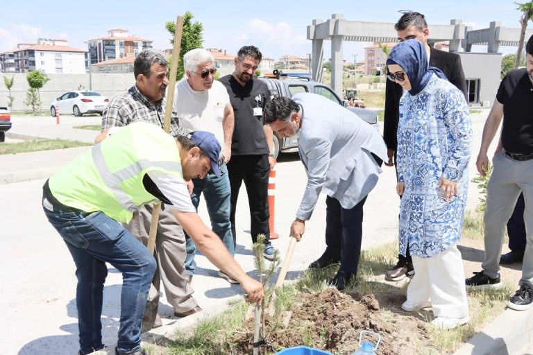 Arslan’dan hastane ziyareti ve ağaç dikimi