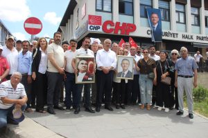 Yozgat’ta CHP’de kılıçlar çekildi