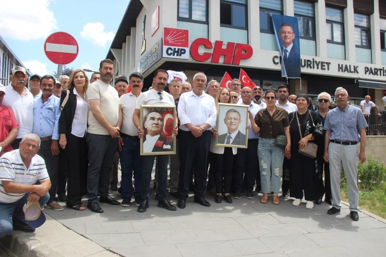 Yozgat’ta CHP’de kılıçlar çekildi