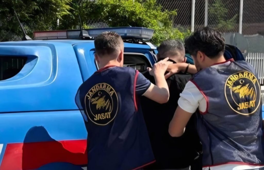 Farklı suçlardan aranan 4 kişi yakalandı