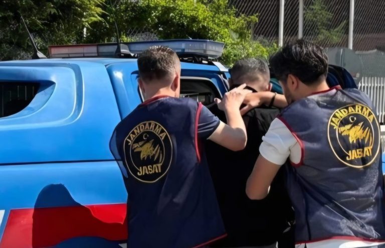 Farklı suçlardan aranan 4 kişi yakalandı