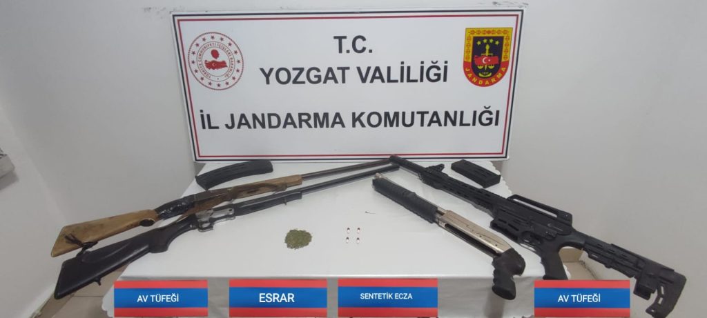 Uyuşturucu ve ruhsatsız silahlar ele geçirildi