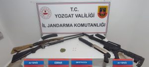 Uyuşturucu ve ruhsatsız silahlar ele geçirildi