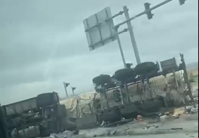 VİDEOLU HABER: Tır ile tanker çarpıştı: 2 sürücü yaralandı