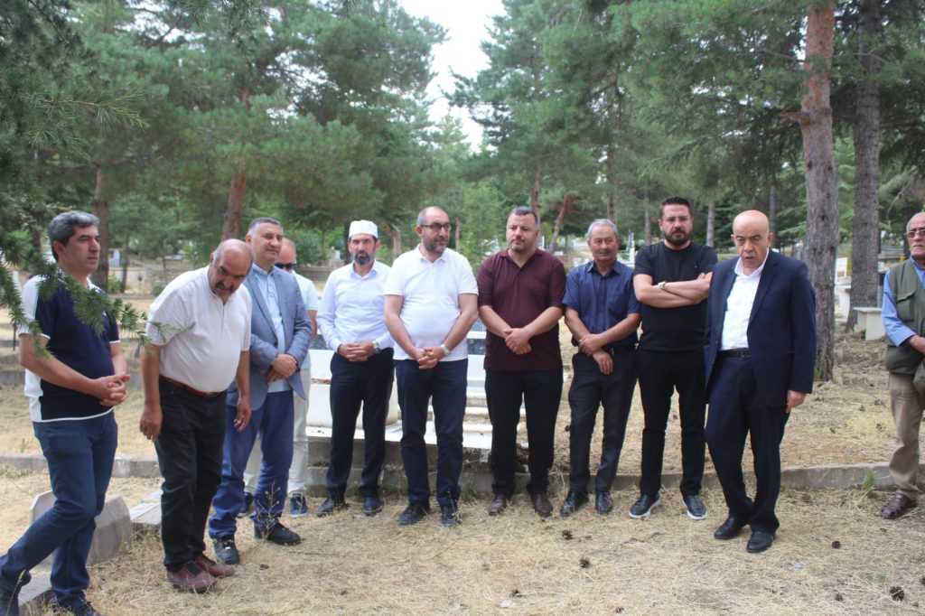 Metin Özışık, vefatının 3. yılında dualarla anıldı
