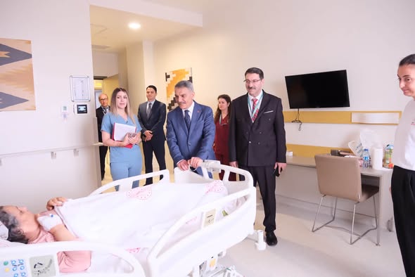 Vali Özkan’dan hastalara moral ziyareti