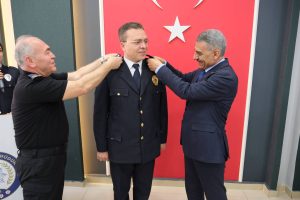 Başarılı emniyet personeline yeni rütbeleri takdim edildi